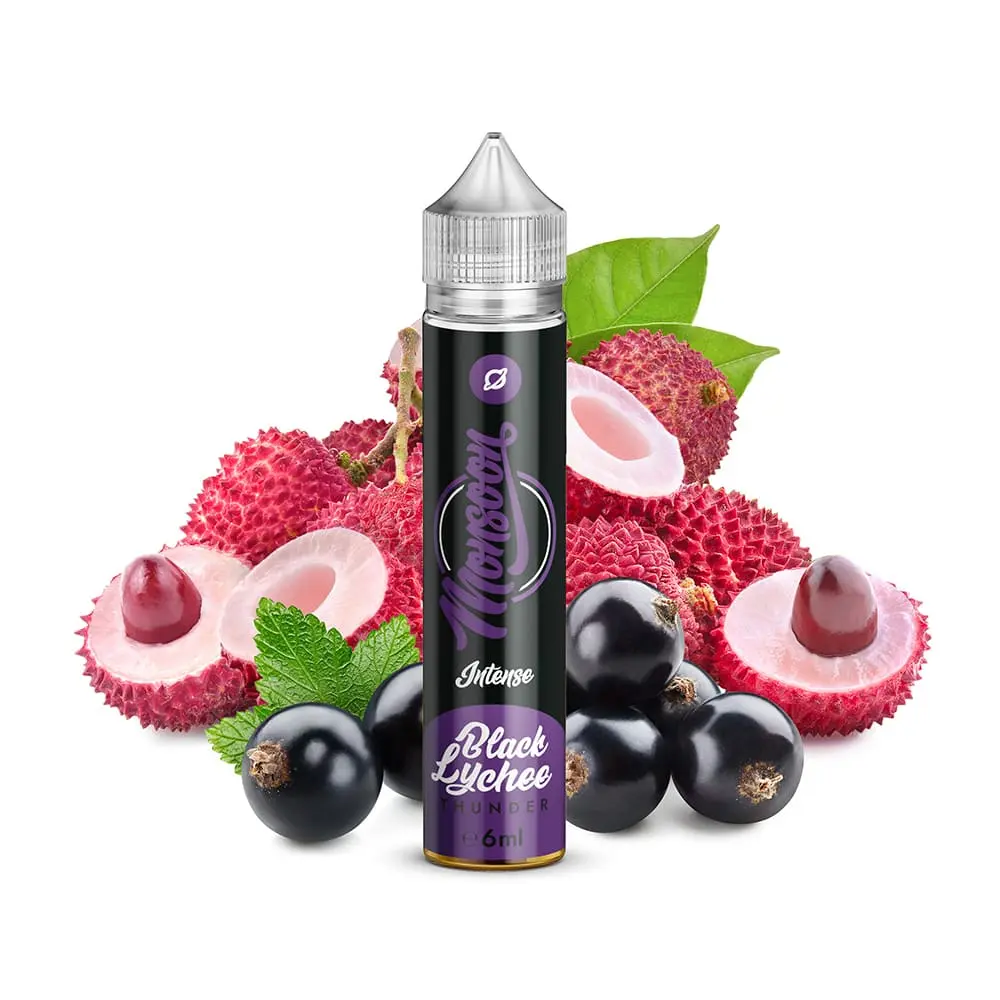 Monsoon Aroma Black Lychee Thunder Flasche vor Litschis mit offener und geschlossener Schale, Cassisbeeren und grünen Blättern