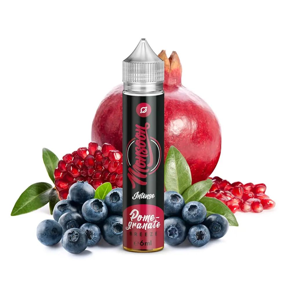 E-Liquid-Flasche Monsoon Aroma Pomegranate Breeze vor Granatapfel, roten Kernen und Heidelbeeren.